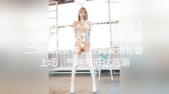 逛超市碰到屁股圆溜溜清纯的美女，尾随她上厕所偷拍，阴毛挺旺盛的啊！