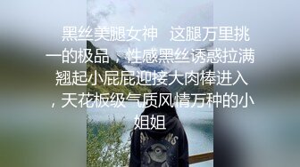 大白天在停车场把小情人拉到车上玩车震