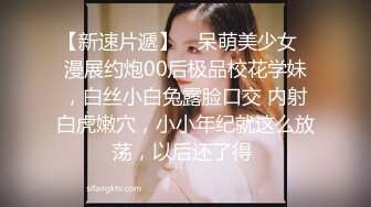 在自己家里，与贫乳姑娘独处，无意间看到她的咪咪，胯下肉棒禁不住勃起