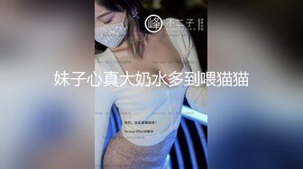 黑客破解家庭摄像头偷拍丸子头美女不穿内裤擦玻璃男友趁机舔B搞完卫生下百叶窗帘来一发