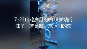 头套哥跟好兄弟4P两个年轻颜值小妹，全程露脸口交大鸡巴情趣丝袜装，轮草抽插互动狼友，淫声荡语精彩不断