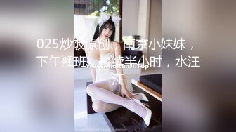  烈焰红唇美女大战头套男极品美腿吊带白丝，猛扣多毛骚穴，美女很享受直浪叫