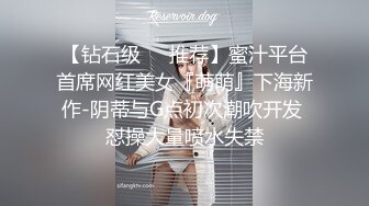 小秘书躲在桌子底下帮老板口交