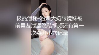 你De小宝贝 娇小的身体承载的巨大的任务，按摩棒在小B里震动出一滴滴淫液！