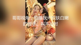 两个年轻小妹被纹身小哥疯狂蹂躏直播精彩大秀，全程露脸一个舔乳头一个舔鸡巴，被小哥揉奶抠逼