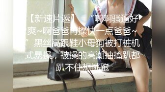 年紀不大卻有著一對傲人的巨乳主播 先是浴缸里洗澡誘惑 然后開始自慰 淫水好多