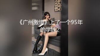  守护宝宝穿着啦啦队服装为我们展现个性迷人风光