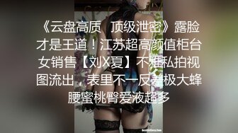 牵着我的小母狗出来溜溜