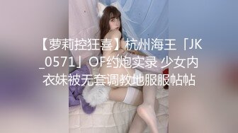 大妈吃鸡还是挺配合的