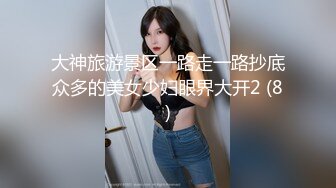  俊男靓女激情3P玩弄风骚小母狗，渣男接了杯尿给骚逼喝真淫荡，一起鸳鸯浴