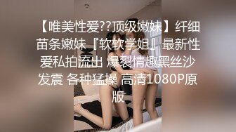 撅着屁股被草嘴的极品骚妇，全程露脸黑丝女仆诱惑，口交大鸡巴，被大哥后入抽插，激情上位抓的奶子疼好刺激