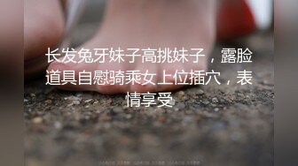 颜值小妹大战纹身小哥，全程露脸温柔的舔弄大鸡巴，让小哥后入压在身下爆草，浪叫呻吟表情好骚精彩又刺激