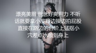  颜值不错的风骚女模特，大辫子漏出骚奶子诱惑狼友跟两位大哥激情3P