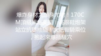 极品姐妹花露脸精彩大秀，颜值身材都很不错，吃她娇嫩的奶子，小黄瓜插进妹妹菊花，又被妹妹捅进骚穴好刺激