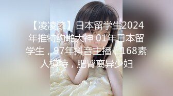  女同学被班上好几个了男生胁迫脱她衣服摸奶子,还掏出鸡巴让她吃,还插入她无毛白虎逼