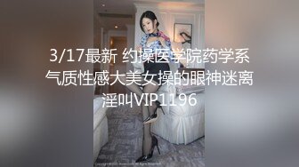 高端精品女模全程露脸与挺黑的小哥玩3P，深喉大鸡巴给狼友看，被小哥按在床上各种抽插揉捏骚奶子表情好骚