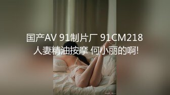 美女鉴定家，两个小骚逼沙发上让小哥们蹂躏，全程露脸口交大鸡巴，沙发上多体位轮草两个骚逼展示，呻吟可射