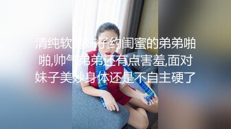 清纯甜美巨乳妹子在化妆被男友捏奶子，撩起裙子就要后入，扶着大屁股抽插，两个大奶子晃动骑乘套弄