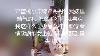  两个小少妇和一个大哥的游戏，露脸丝袜制服诱惑，一个舔鸡巴一个舔蛋蛋好刺激