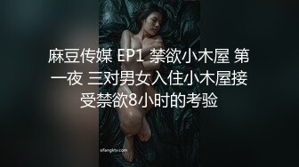 穿丝袜的娇小女学生在购物中心的更衣室里做危险的口交