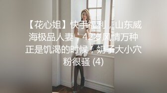 跟踪厕拍粉衣黑裤长发美女进厕所嘘嘘