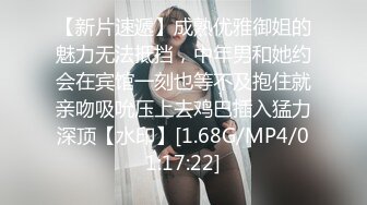 屁眼插着肛塞 下面暴操女友