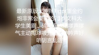 商场女厕全景偷拍颜值御姐的极品小黑鲍