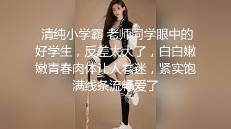 由于帮懦弱的老公装上机器屌以后叫来两个黑人在他面前做爱寻求刺激