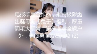 逼逼带着阴环，阴唇带着小铃铛的极品骚女，燃情大秀直播道具抽插骚穴和菊花，双插蹂躏刺激不断，浪叫不止[