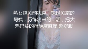 奶瓶. 性感白色吊帶上衣搭配牛仔褲 身姿苗條曼妙 致美腿性感動人