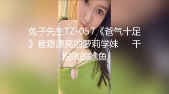 19歲小美女約2網友一起玩3P,2人不僅輪流操..