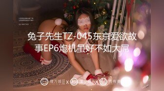 《稀缺资源?真实偸拍》黑客破解入侵摄像头记录服装店 美容院 员工换衣室各种场所妹子隐私行为?老板娘手机开自拍给B上药