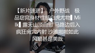 亚洲女孩与她的毛茸茸的猫擦公鸡，让他暨在内裤