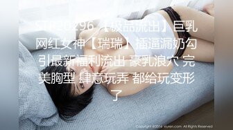 漂亮宝妈 完美白虎 掰开阴户直接看到子宫颈 ，儿子还在旁边打她屁股！