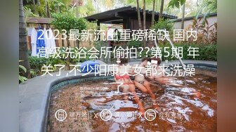 路边看一大爷蹲下往旁边美女屁股看❤️极品齐逼皮裙美女反差内裤.被男友抱起内裤贴镜头