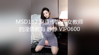  极品圆润肥臀少妇夫妻居家啪啪，性感开档黑丝跪着深喉口交，翘起大屁股后入抽插