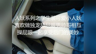 街头霸凌 小美女大街上被一群男女混混扒光衣服用手机拍逼 还嘲笑她逼里面白带好多