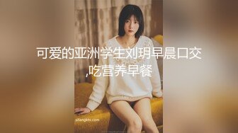 【新片速遞】  眼镜轻熟女美少妇，夫妻之间沙发上啪啪做爱花式玩黑蝴蝶传教士内射，最后洗澡