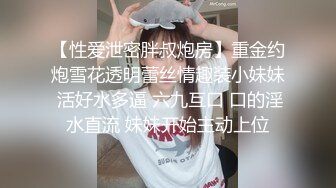 【新片速遞】找个按摩女上门服务，扒下大哥裤子撸大鸡巴深喉口交，让小哥揉奶抠逼，各种抽插爆草浪叫呻吟射完了自己抠逼