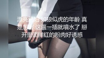 【新片速遞】淫荡指数9分超级骚女，开档黑丝露大屁股，人骚花样多，扩阴器振动棒，高潮多次大量喷水，搞得地上湿了一大片