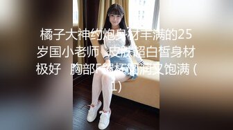 在女朋友身后内射她的骚母亲