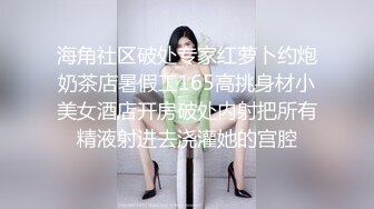 时装模特和摄影师大胆模仿优衣库在试衣间打炮