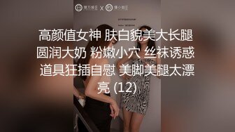 苗条大长腿高颜值妹子躺在怀里揉捏爱抚超级爽，美女笑的很甜美，看来挺享受这些挑逗，吸允做爱搞穴输出