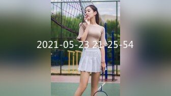  风骚美少妇寻求刺激，打着电话被无套后入操逼，表情夸张极其享受特写超粉穴