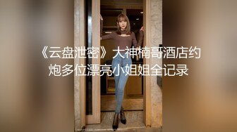 ✿包臀裙露腰套装美女街边秀恩爱被抄底圆点内裤