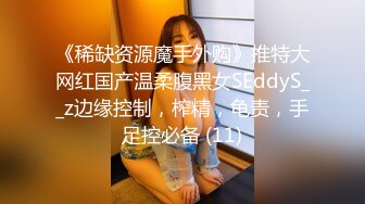 酒吧偷拍极品高跟鞋美女光顾着玩手机了