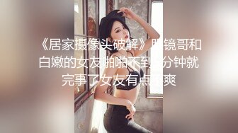 金发大妈上演脱衣秀