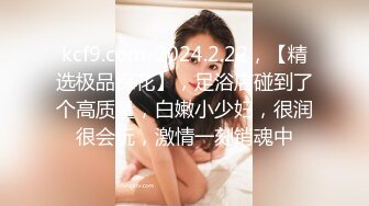  新来的美女主播全程露脸激情大秀直播，揉奶抠逼自慰呻吟，特写展示蝴蝶骚穴，淫声荡语不断自己舔淫水好骚