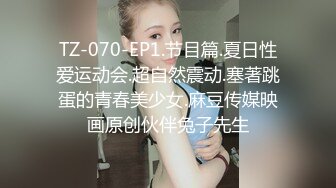  黑客破解家庭网络摄像头偷拍 两个巨乳少妇日常生活在客厅和老公啪啪