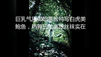 母狗用油光丝袜包裹的脚丫 给主人肉棒按摩。又被命令用震动棒蹂躏阴蒂，高潮不许停，直接兴奋到潮喷，一波又一波，淫水浸泡了整个屁股…更多精彩视频欢迎进群获取